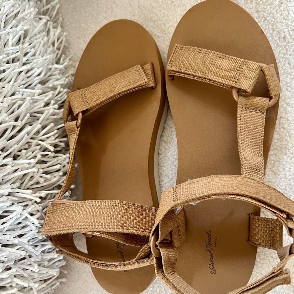 BRAND NEW. NEVER WORN. SIZE 11. COLOR: BROWN. BRAND: UNIVERSAL THREAD.